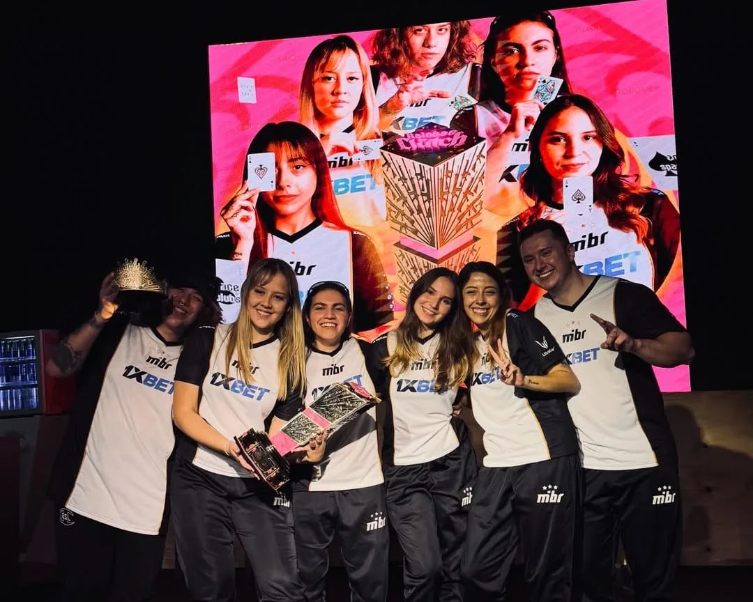 Equipe MIBR comemorando o título mundial de CS2 no FERJEE Rainhas do Clutch 2026