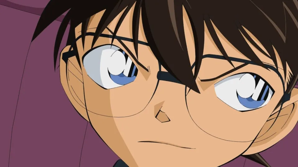 Imagem oficial do animê Detective Conan com o protagonista Shinichi Kudo