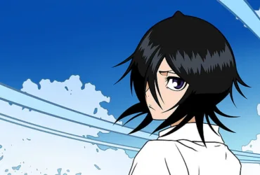 Ilustração em estilo anime de Rukia Kuchiki, de Bleach, com cabelo preto curto e olhar sério, virada de lado como se estivesse olhando para trás; ao fundo, um céu azul com nuvens e faixas claras que cruzam a imagem.