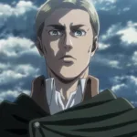 Erwin Smith, de Attack on Titan, em enquadramento de peito para cima, com expressão séria e olhar firme, usando uniforme da Tropa de Exploração e capa verde; ao fundo, céu nublado, sugerindo tensão e responsabilidade.