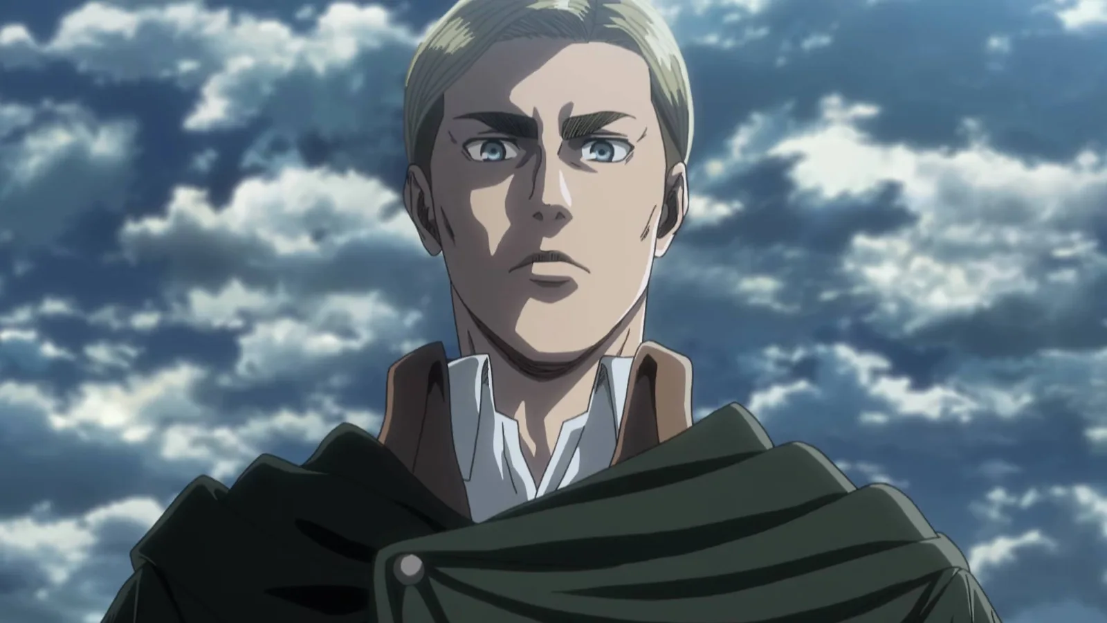 Erwin Smith, de Attack on Titan, em enquadramento de peito para cima, com expressão séria e olhar firme, usando uniforme da Tropa de Exploração e capa verde; ao fundo, céu nublado, sugerindo tensão e responsabilidade.