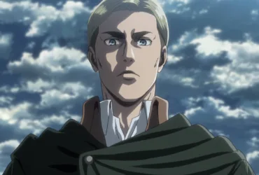 Erwin Smith, de Attack on Titan, em enquadramento de peito para cima, com expressão séria e olhar firme, usando uniforme da Tropa de Exploração e capa verde; ao fundo, céu nublado, sugerindo tensão e responsabilidade.