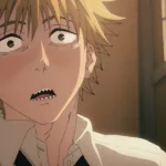Close no rosto de um protagonista de anime loiro, com olhos arregalados e boca entreaberta, expressão de choque e cansaço, iluminado por luz quente que entra pela janela ao lado.