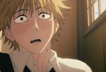Close no rosto de um protagonista de anime loiro, com olhos arregalados e boca entreaberta, expressão de choque e cansaço, iluminado por luz quente que entra pela janela ao lado.