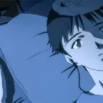 Cena em tom azulado de um personagem jovem de anime deitado em uma cama, olhando para cima com expressão cansada e distante, usando fones de ouvido, em um clima de isolamento e reflexão.