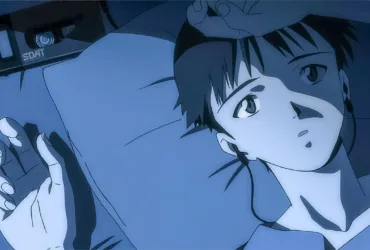 Cena em tom azulado de um personagem jovem de anime deitado em uma cama, olhando para cima com expressão cansada e distante, usando fones de ouvido, em um clima de isolamento e reflexão.