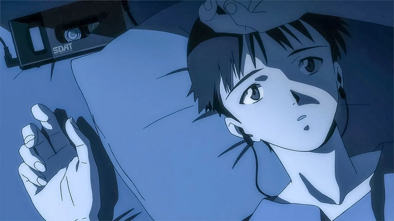Cena em tom azulado de um personagem jovem de anime deitado em uma cama, olhando para cima com expressão cansada e distante, usando fones de ouvido, em um clima de isolamento e reflexão.