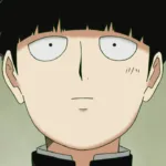 Close de um adolescente de anime com corte de cabelo reto e expressão neutra, olhando para frente em silêncio, com fundo esverdeado, transmitindo cansaço e contenção emocional.