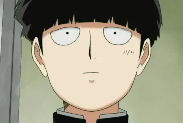 Close de um adolescente de anime com corte de cabelo reto e expressão neutra, olhando para frente em silêncio, com fundo esverdeado, transmitindo cansaço e contenção emocional.