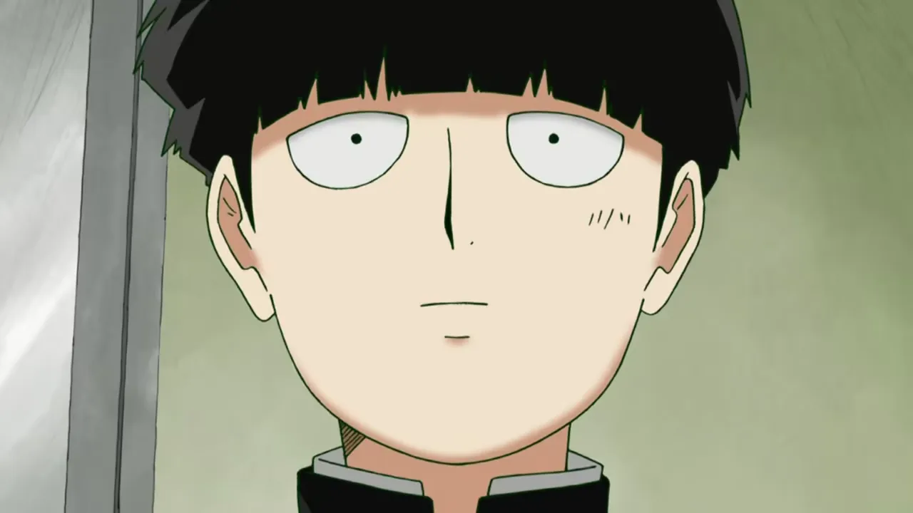 Close de um adolescente de anime com corte de cabelo reto e expressão neutra, olhando para frente em silêncio, com fundo esverdeado, transmitindo cansaço e contenção emocional.