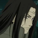 Close no rosto de Neji Hyuuga (Naruto), com expressão séria e marcas de batalha, cabelo longo ao vento, em um cenário noturno ao ar livre.