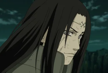 Close no rosto de Neji Hyuuga (Naruto), com expressão séria e marcas de batalha, cabelo longo ao vento, em um cenário noturno ao ar livre.