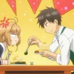 Cena de anime com Touya Kinomoto sentado à mesa, usando um avental verde, oferecendo um pedaço de brócolis com um garfo para Sakura Kinomoto, que está emburrada; o fundo é amarelo e vermelho, com clima cômico, sugerindo uma rotina doméstica onde o irmão mais velho cuida mesmo fingindo que não.