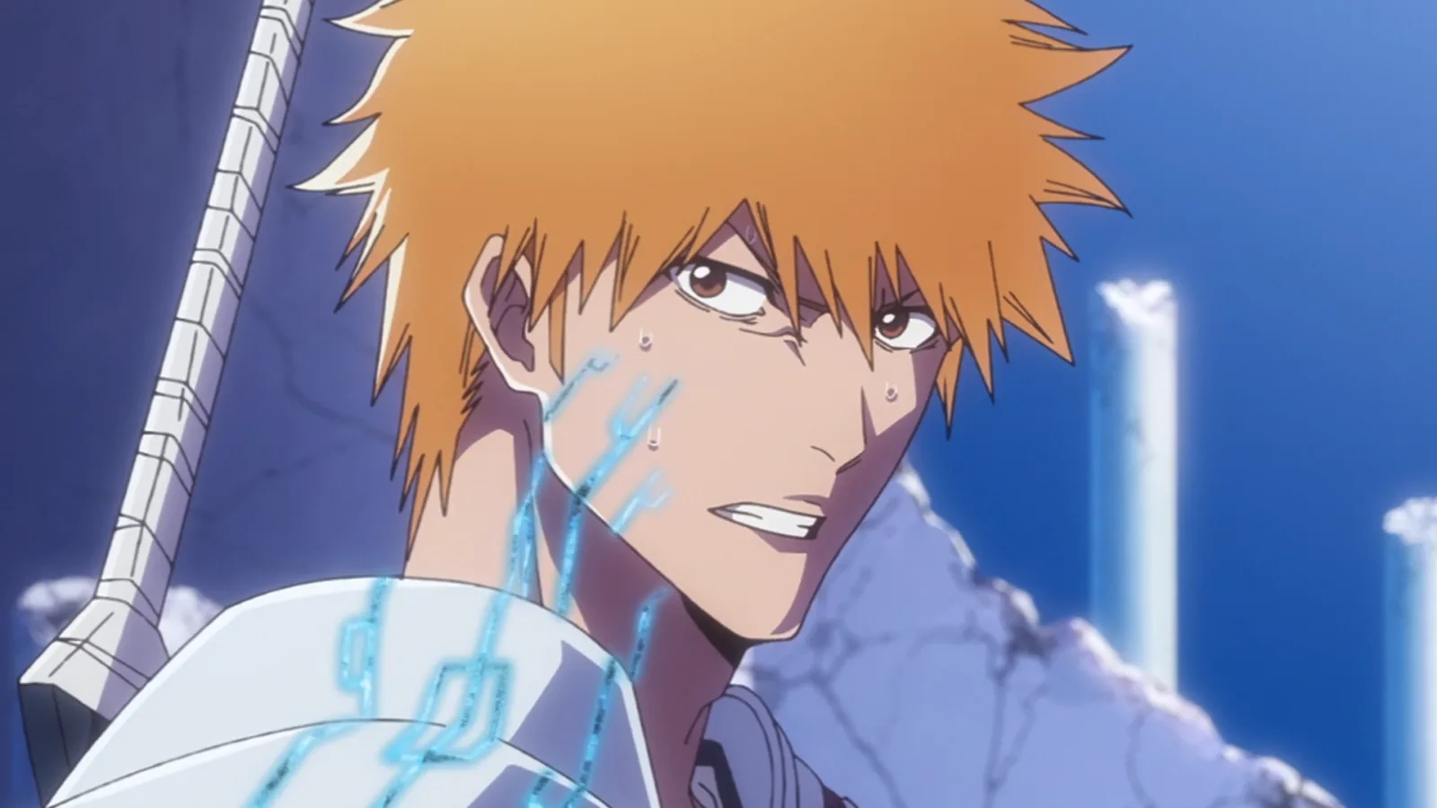 Close do Ichigo Kurosaki, com expressão séria e marcas de batalha no rosto, em um cenário destruído ao fundo, representando o arco final de Bleach: Thousand-Year Blood War – The Calamity.