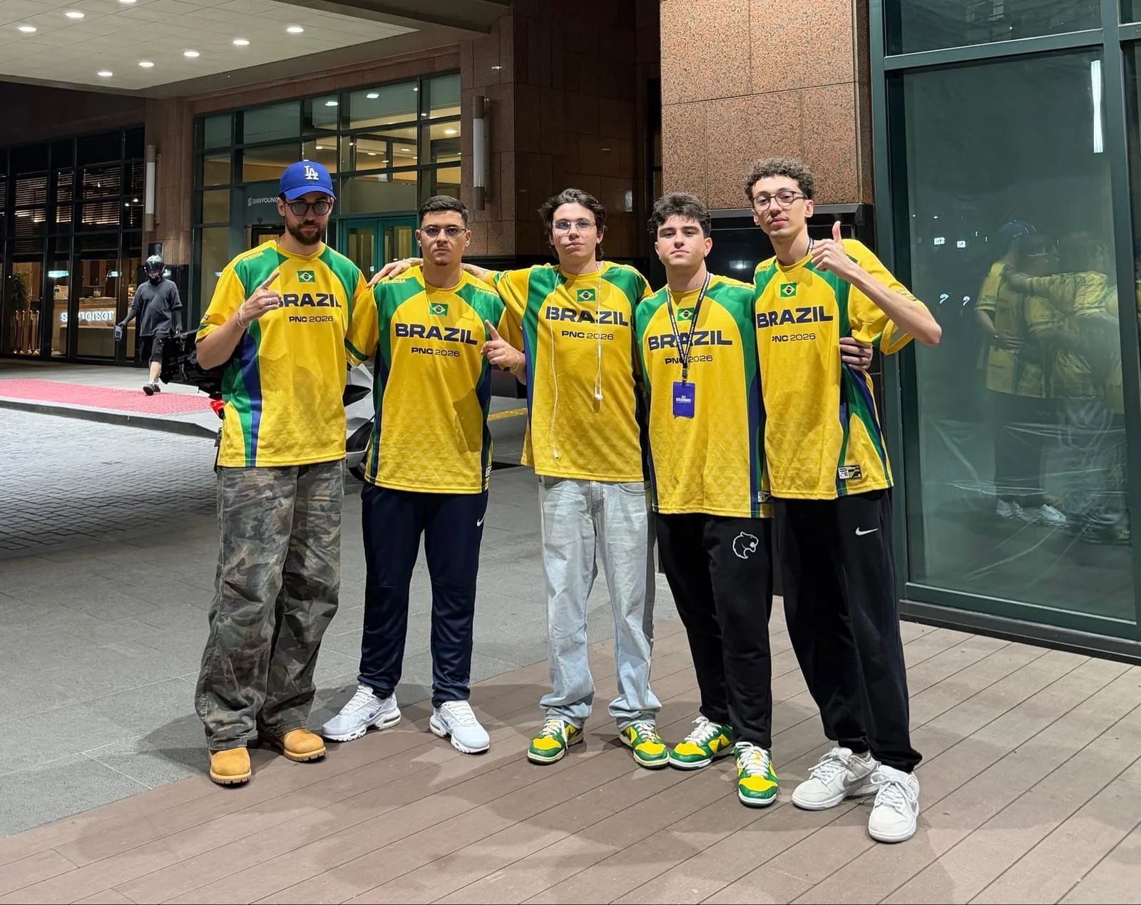 Jogadores do time brasileiro no palco da PUBG Nations Cup 2026 durante as finais