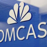 Logos da NBC Universal e Comcast sobre fundo tecnológico, simbolizando expansão na indústria de games