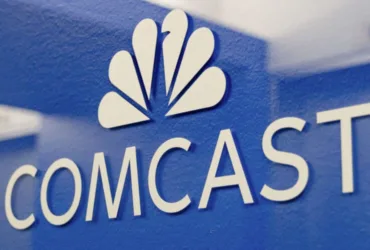 Logos da NBC Universal e Comcast sobre fundo tecnológico, simbolizando expansão na indústria de games
