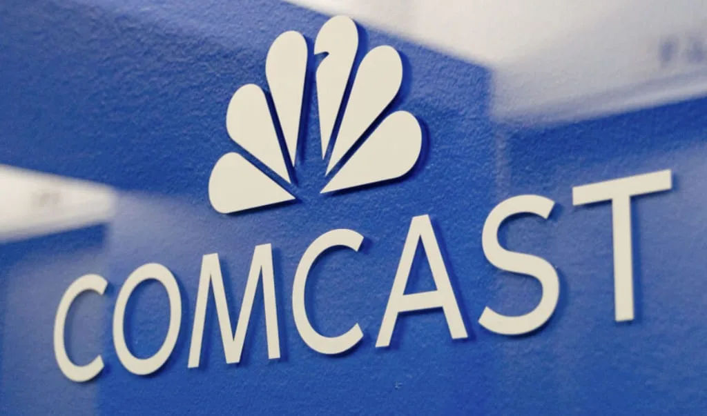Logos da NBC Universal e Comcast sobre fundo tecnológico, simbolizando expansão na indústria de games