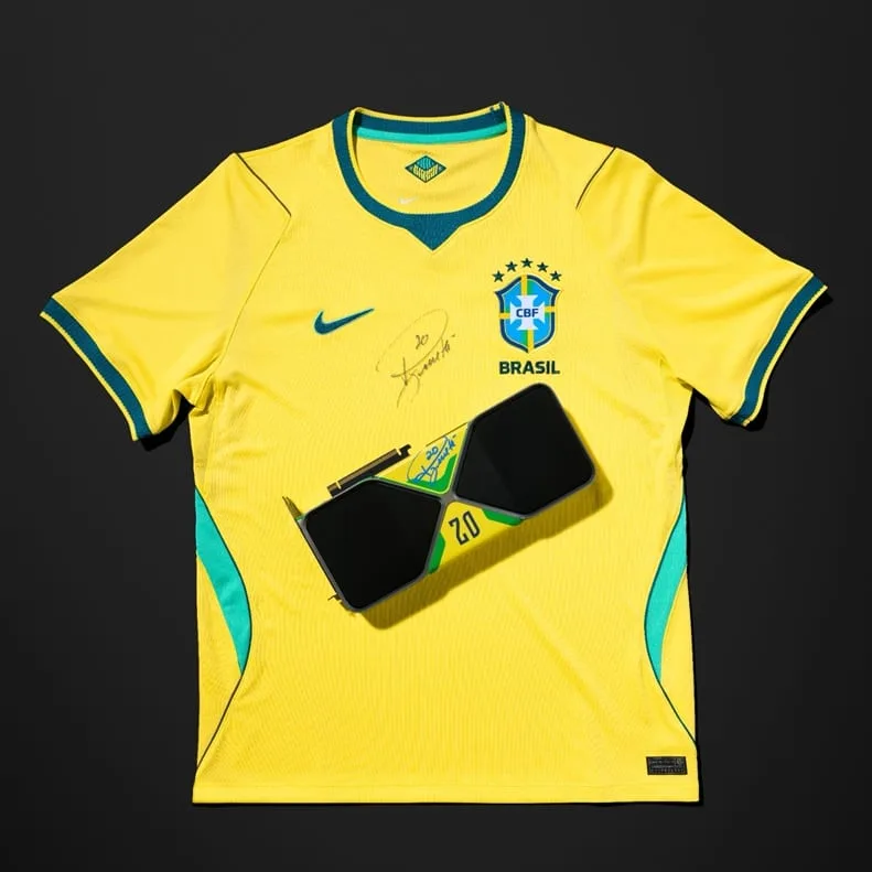 Lucas Paquetá com camisa autografada e placa de vídeo GeForce RTX 5080