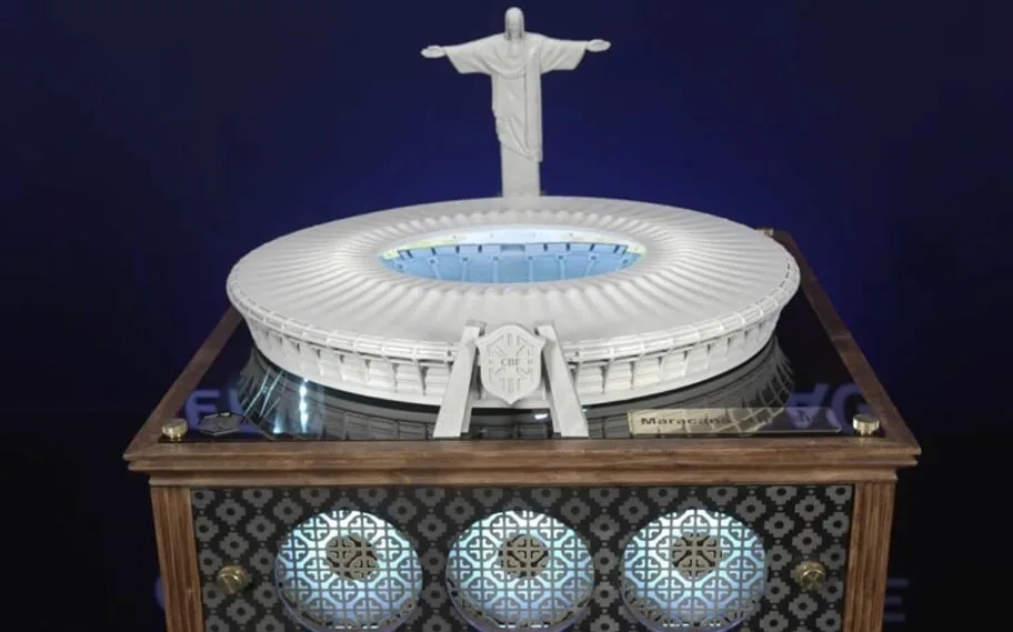 PC gamer personalizado de Lucas Paquetá com tema do Maracanã