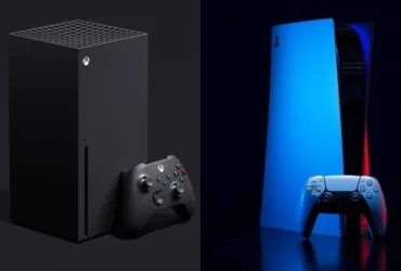 PS5 e Xbox Series X lado a lado, consoles sobre mesa