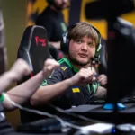 s1mple em ação durante partida de Counter-Strike