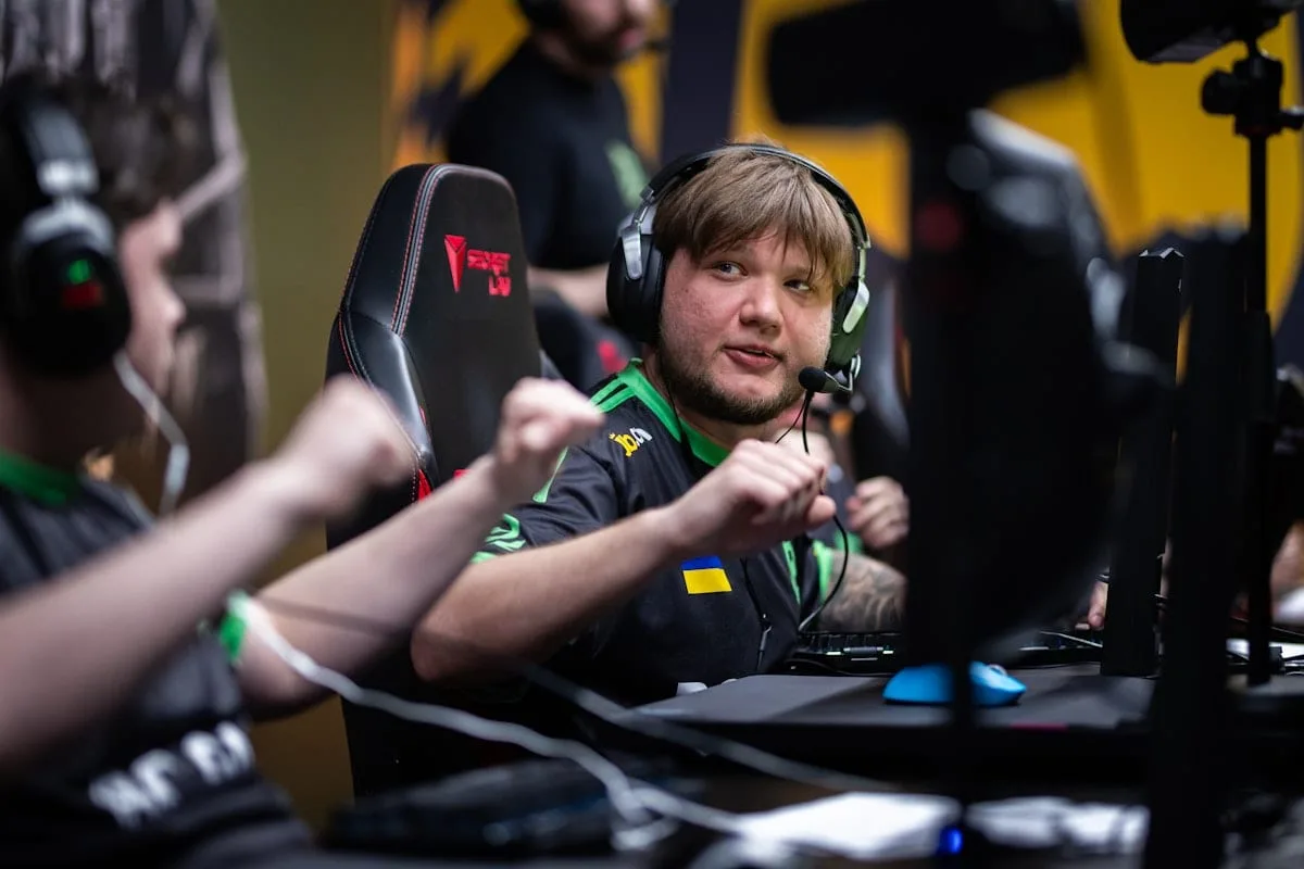 s1mple em ação durante partida de Counter-Strike