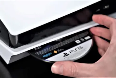 Campanha contra fim dos discos no PlayStation com controle e jogos físicos