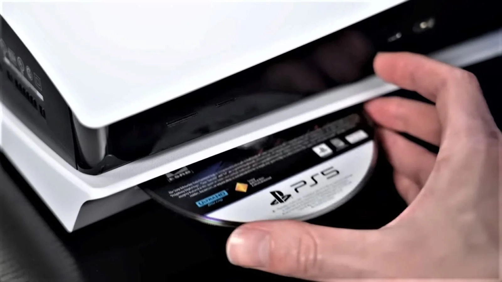 Campanha contra fim dos discos no PlayStation com controle e jogos físicos