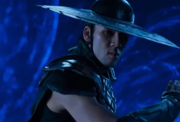 Cena do filme Mortal Kombat 2 com Liu Kang e Kung Lao duelando no Blue Portal
