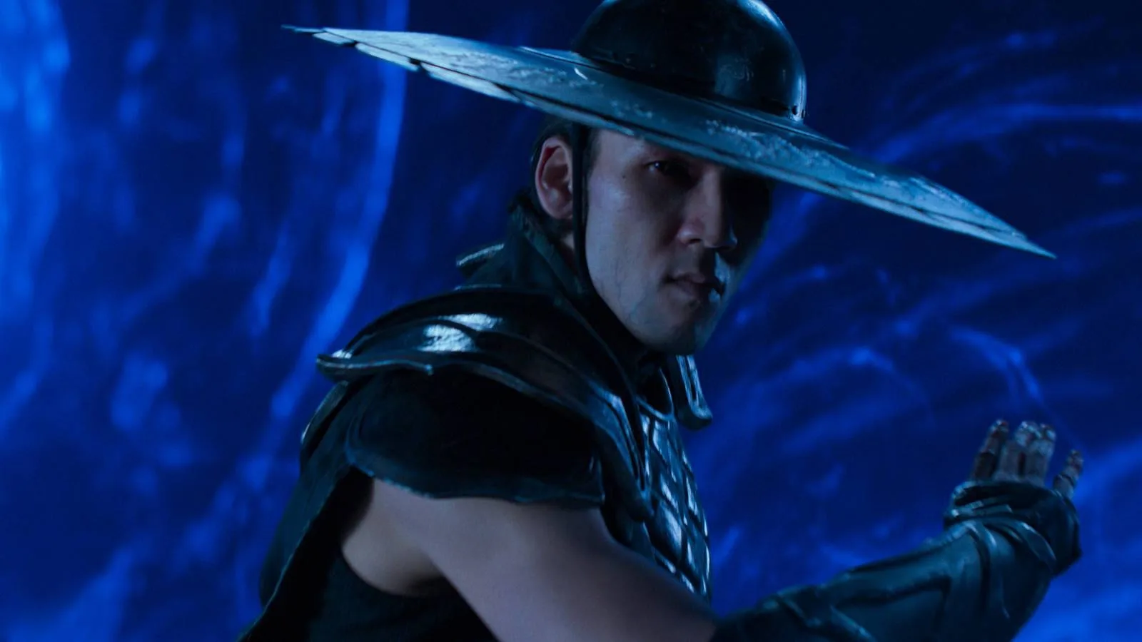 Cena do filme Mortal Kombat 2 com Liu Kang e Kung Lao duelando no Blue Portal