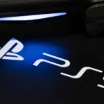 Console PlayStation sobre mesa exibindo controle e jogos digitais