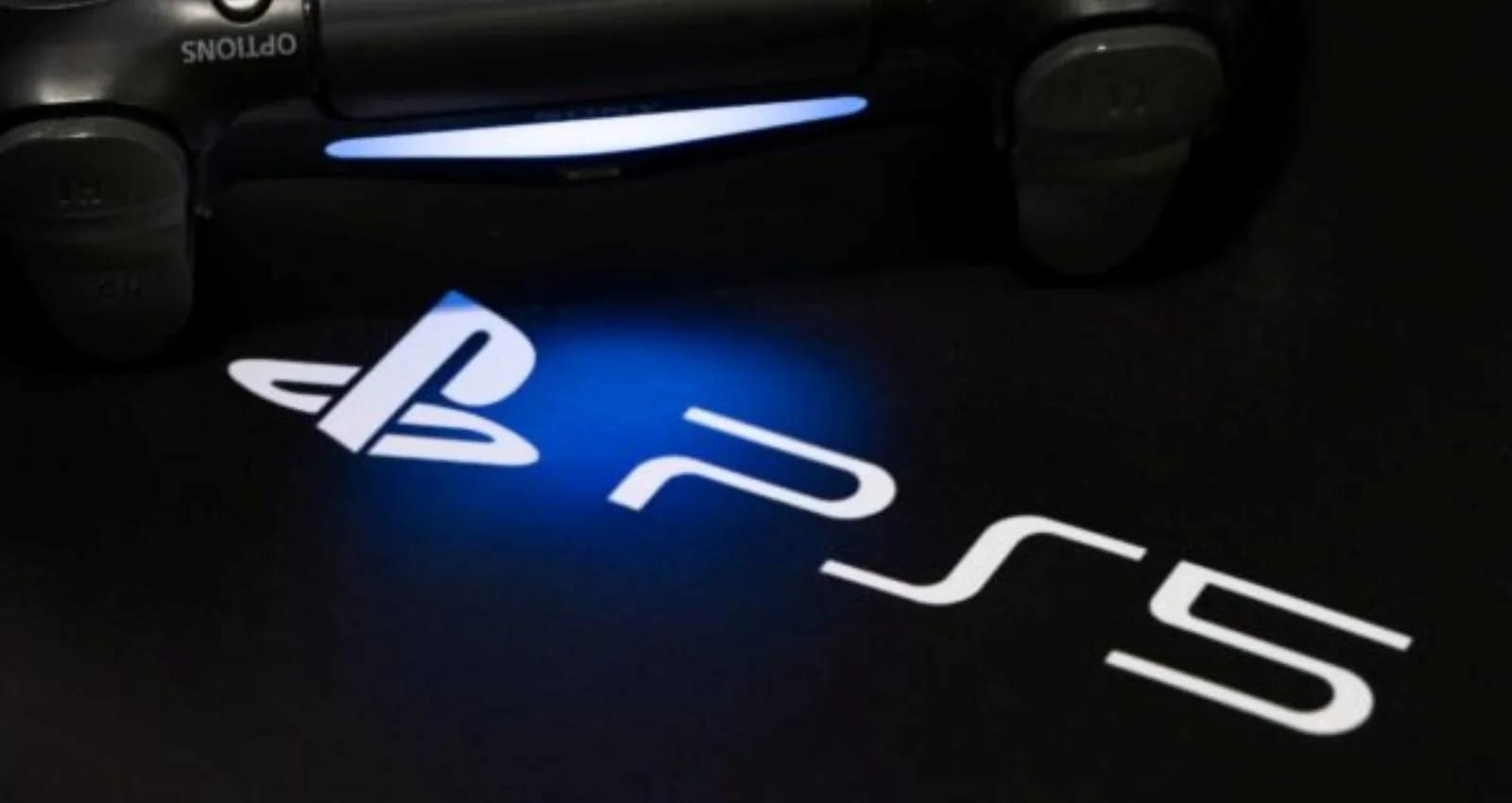 Console PlayStation sobre mesa exibindo controle e jogos digitais