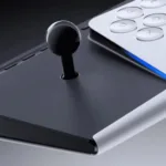 Controle PlayStation FlexStrike com design compacto mostrado em divulgação oficial da Sony