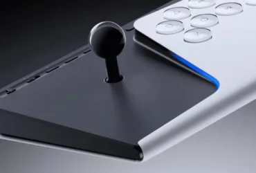 Controle PlayStation FlexStrike com design compacto mostrado em divulgação oficial da Sony