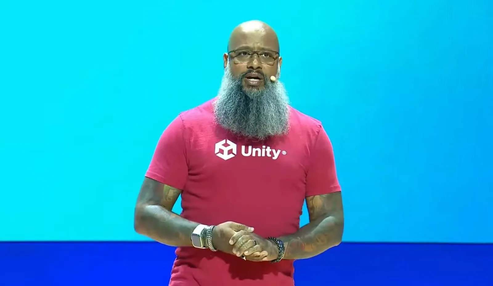 Demonstração de personagem da Unreal Engine correndo em mundo criado no Unity Engine