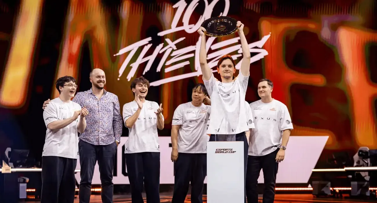 Equipe 100 Thieves competindo em Valorant