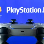 Imagem ilustrativa do PlayStation Plus com controle DualSense ao fundo