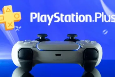 Imagem ilustrativa do PlayStation Plus com controle DualSense ao fundo