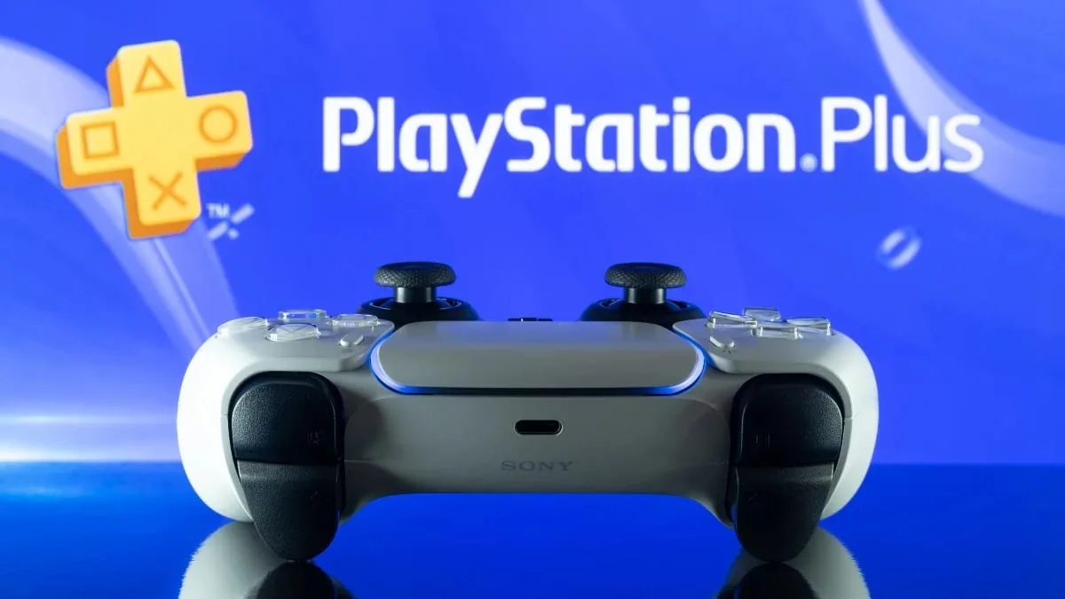 Imagem ilustrativa do PlayStation Plus com controle DualSense ao fundo