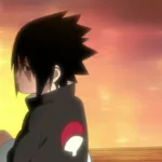 Sasuke Uchiha, de perfil, com expressão séria, sentado e olhando para o horizonte em um cenário de pôr do sol; o símbolo do clã Uchiha aparece na manga da roupa, reforçando o tema de herança e identidade.