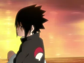 Sasuke Uchiha, de perfil, com expressão séria, sentado e olhando para o horizonte em um cenário de pôr do sol; o símbolo do clã Uchiha aparece na manga da roupa, reforçando o tema de herança e identidade.