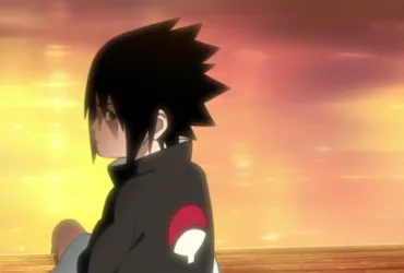 Sasuke Uchiha, de perfil, com expressão séria, sentado e olhando para o horizonte em um cenário de pôr do sol; o símbolo do clã Uchiha aparece na manga da roupa, reforçando o tema de herança e identidade.