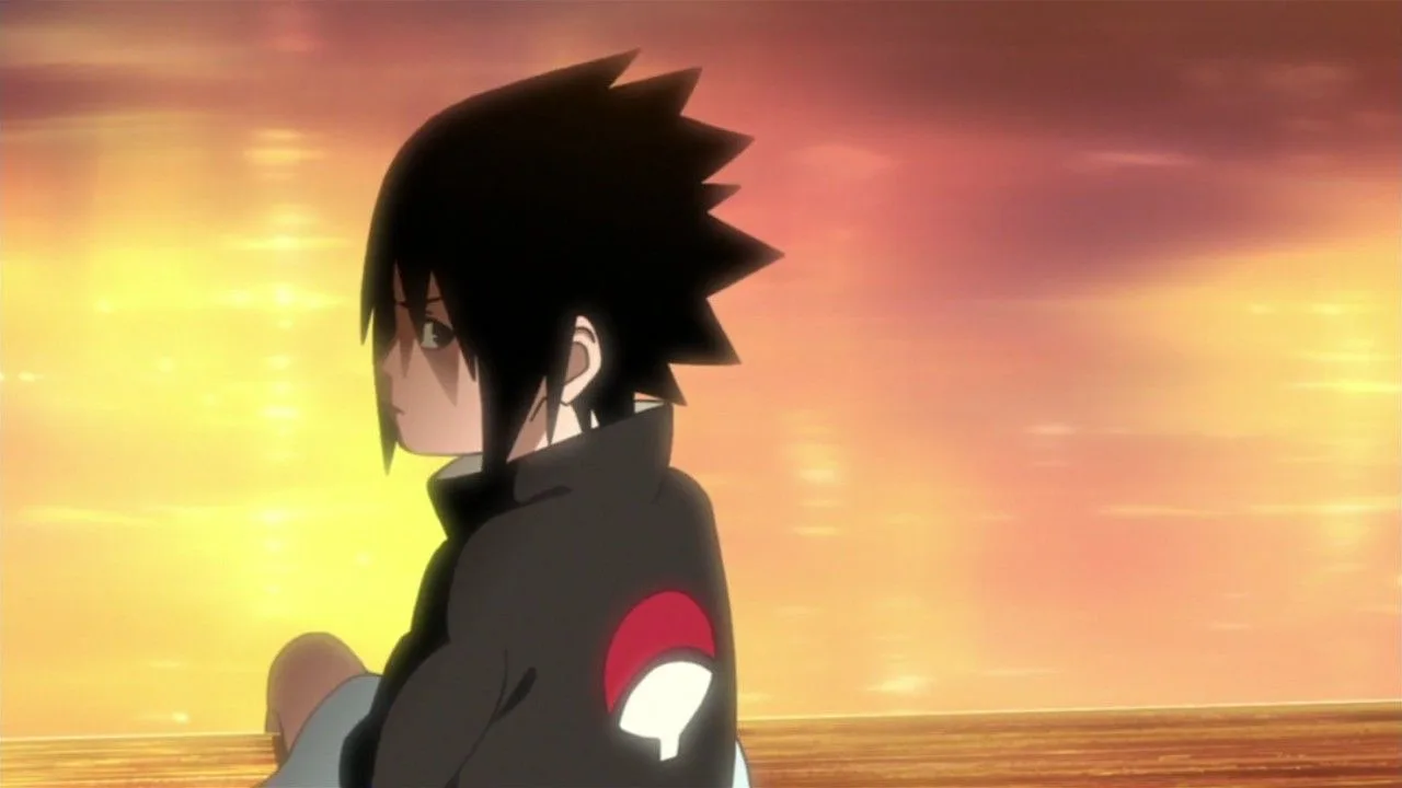 Sasuke Uchiha, de perfil, com expressão séria, sentado e olhando para o horizonte em um cenário de pôr do sol; o símbolo do clã Uchiha aparece na manga da roupa, reforçando o tema de herança e identidade.