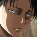 Close no rosto de Levi, personagem de *Attack on Titan*, com expressão séria e olhar cansado, em um enquadramento escuro e tenso que reforça a ideia de controle e rigidez emocional.