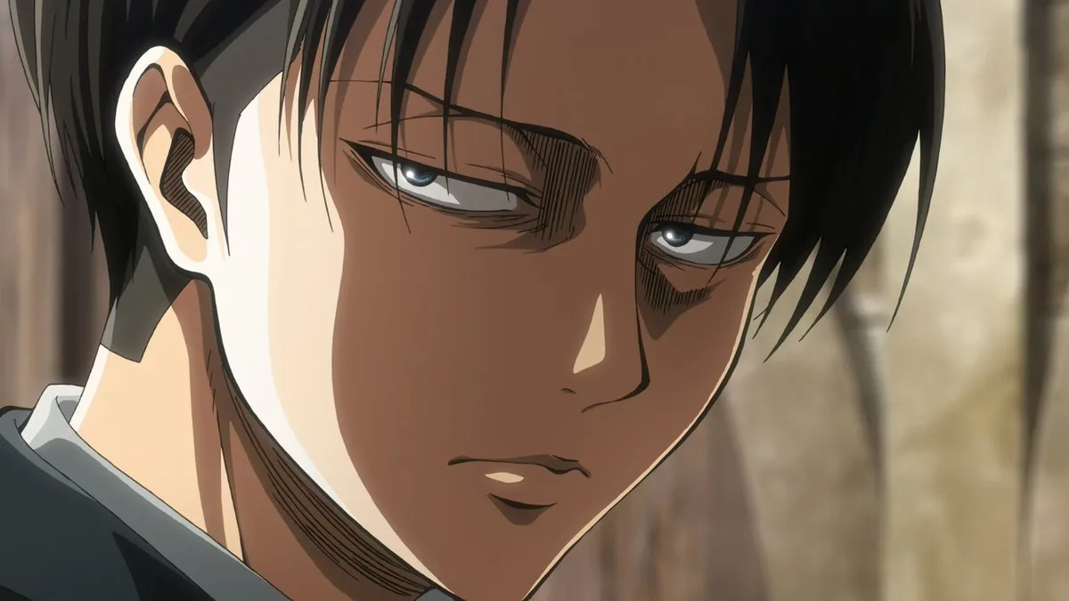 Close no rosto de Levi, personagem de *Attack on Titan*, com expressão séria e olhar cansado, em um enquadramento escuro e tenso que reforça a ideia de controle e rigidez emocional.