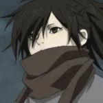 Close do Hyakkimaru (Dororo), personagem de anime de cabelo escuro e bagunçado, com cachecol cobrindo parte do rosto, olhando de lado com expressão séria e distante, em um fundo escuro e frio.