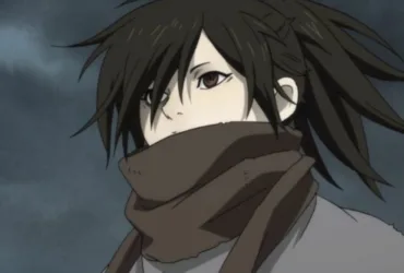 Close do Hyakkimaru (Dororo), personagem de anime de cabelo escuro e bagunçado, com cachecol cobrindo parte do rosto, olhando de lado com expressão séria e distante, em um fundo escuro e frio.
