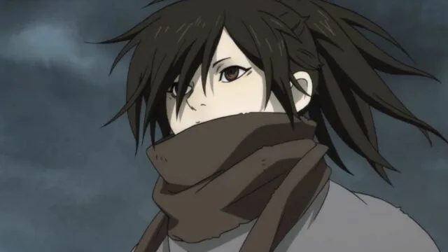 Close do Hyakkimaru (Dororo), personagem de anime de cabelo escuro e bagunçado, com cachecol cobrindo parte do rosto, olhando de lado com expressão séria e distante, em um fundo escuro e frio.