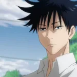 Megumi Fushiguro, personagem de Jujutsu Kaisen de cabelo preto arrepiado e expressão séria, usando camisa branca e olhando de lado com um ar cansado e distante, em um cenário externo com céu nublado ao fundo.
